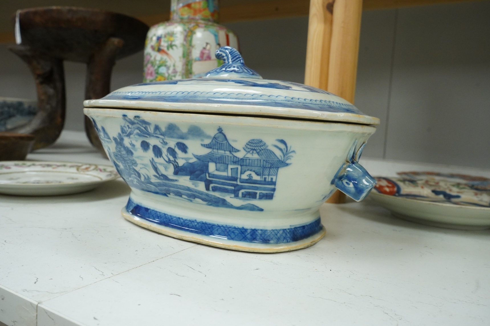 An early 19th century Chinese blue and white oval tureen and cover, 34cm wide